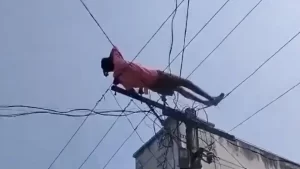 Viral Video: सांड ने सड़क पर मचाई तबाही, 2 सेकंड में …. खतरनाक नजारा
